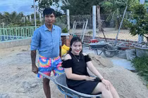 Vượt qua nỗi đau mất con, vợ Lộc Fuho lên sóng thần sắc thay đổi