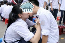 CĐM “xôn xao” cảnh HS hôn nhau giữa sân trường mùa bế giảng