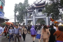 Ngày đi làm đầu năm, dân công sở ùn ùn đi lễ Phủ Tây Hồ