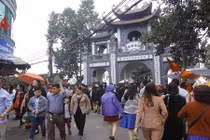 Ngày đi làm đầu năm, dân công sở ùn ùn đi lễ Phủ Tây Hồ