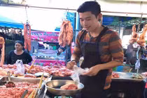 "Nam thần" bán thịt lợn ở chợ truyền thống Thái Lan