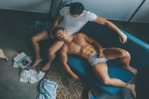 Bỏng mắt với bộ ảnh chuyện tình đồng tính của hai chàng trai