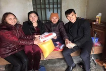 Cầu thủ Việt đua nhau đi từ thiện trước Tết nguyên đán