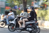 Du xuân ngày mùng 4 Tết: Vô số người dân Thủ đô "quên" mũ bảo hiểm