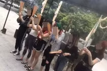 Phản cảm nhóm nữ sinh “trẻ trâu” nhuộm đầu xanh đỏ, mặc cả đồ ngủ đi chùa