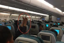 Bức xúc với những người để chân thiếu ý thức trên máy bay