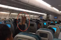 Bức xúc với những người để chân thiếu ý thức trên máy bay