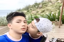 Khoảnh khắc "ngọt như mía lùi” của cặp đôi đồng tính Việt