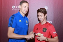 Hot boy Bình An “sướng rên” khi được sao MU kí lên ngực