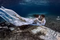 Dân mạng choáng ngợp với bộ ảnh cưới dưới nước chụp bằng smartphone