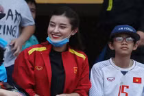 Xuất hiện trên khán đài, Á hậu Huyền My khiến dân tình đặt nghi vấn?