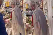 "Hot girl ăn quỵt" Bella bị tố "dòm ngó" tiền trên bàn thờ