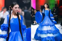 Diện Việt Phục lên sàn diễn, vợ thủ môn Bùi Tiến Dũng visual "10 điểm"