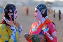 Mốt thời trang 'ninja' đi biển ở Trung Quốc kỳ quặc và lập dị khó tưởng tượng nổi