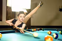 Nữ thần uốn dẻo chơi bi-a với tư thế cực “dị“