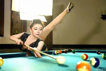 Nữ thần uốn dẻo chơi bi-a với tư thế cực “dị“