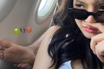 Đi máy bay gặp "bàn chân hư", cô gái chịu trận quay clip