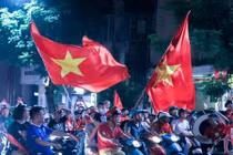 Người hâm mộ “thắp sáng” Hồ Gươm mừng Olympic Việt Nam vào tứ kết Asiad 2018