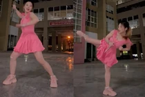 “Hot girl múa côn” khoe clip, bố mẹ vào bình luận câu “xanh rờn“
