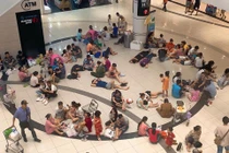 Nắng nóng đỉnh điểm, loạt người đi tránh nóng, nằm la liệt trong TTTM