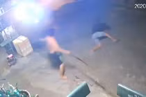 Video: Chủ nhà lao ra như mãnh hổ khiến tên trộm chết khiếp ngã dúi dụi