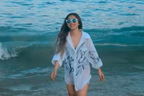 Diện bikini khoác áo choàng nhưng bạn gái Quang Hải lại bị ném đá vì "điều này"