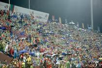 CĐV đội mưa cổ vũ cho U23 Việt Nam SEA Games 31 gây ấn tượng