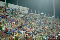 CĐV đội mưa cổ vũ cho U23 Việt Nam SEA Games 31 gây ấn tượng