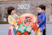 Cháu nội song sinh nhà bầu Hiển chiếm sóng vì quá ư đáng yêu