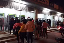 ATM quá tải, cãi lộn vì không rút được tiền tiêu Tết