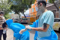 Tình nguyên viên chống dịch xăm kín người: Đừng xem mặt bắt hình dong