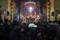 Người dân Hà Nội đi chùa cầu may sau giao thừa Tết Đinh Dậu