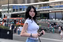 Hậu sinh con, vợ hot girl cầu thủ Thành Chung ngày càng quyến rũ