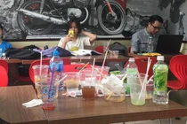 Hình ảnh "xấu xí" của giới trẻ Việt tại các cửa hàng tiện lợi mùa nóng