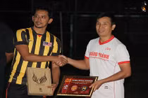 CĐV ĐTQG Việt Nam giao hữu với CĐV Malaysia trước đại chiến