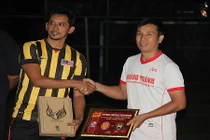 CĐV ĐTQG Việt Nam giao hữu với CĐV Malaysia trước đại chiến