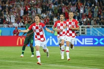  Thắng may mắn Nigeria, Croatia cho Argentina ngửi khói