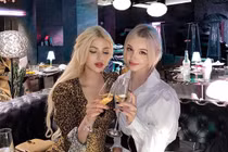 Cặp bạn thân sở hữu nhan sắc được ví như “búp bê sống"