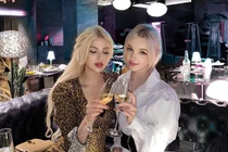 Cặp bạn thân sở hữu nhan sắc được ví như “búp bê sống"