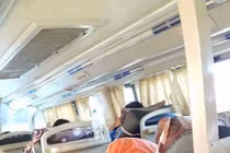 "Lộ hàng" trên xe khách, các bạn nữ cố tình hay vô ý?