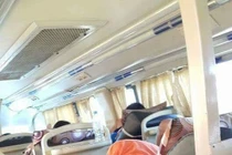 "Lộ hàng" trên xe khách, các bạn nữ cố tình hay vô ý?