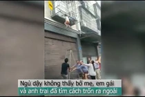 Video: Hai con bị kẹt đầu, treo lủng lẳng vì bố mẹ 'bận' đi đánh bạc