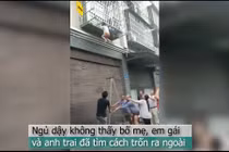 Video: Hai con bị kẹt đầu, treo lủng lẳng vì bố mẹ 'bận' đi đánh bạc