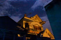 Hàng chục cảnh sát giải cứu thanh niên nghi ngáo đá leo mái nhà