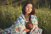 Nhan sắc tiểu thư Kyrgyzstan gây tranh cãi vì ảnh cho con bú