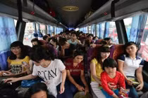 Xe khách 45 chỗ nhồi nhét gần 70 người, dân mạng chỉ biết than trời!