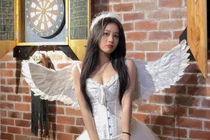 Bạn gái Nhâm Mạnh Dũng hóa thiên thần gợi cảm đón Halloween