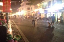 Người dân xả rác bừa bãi trên phố đi bộ quanh hồ Gươm