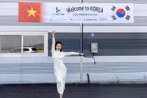 Sang Hàn Quốc, bạn gái Quang Hải làm những gì?