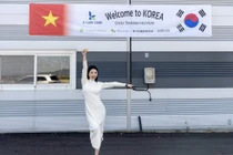 Sang Hàn Quốc, bạn gái Quang Hải làm những gì?